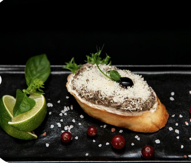 Зерновая брускетта с куриным муссом и вялеными томатами