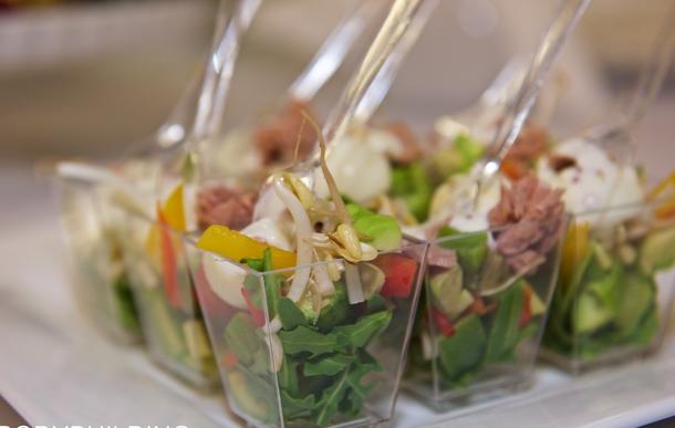 Фуршетная форма с салатом из куриной грудки с блинчиками и орешками Фуршетная форма с салатом из куриной грудки с блинчиками и орешками