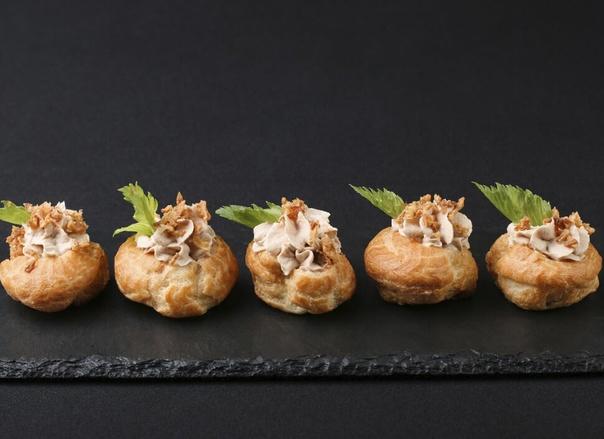 Лимонные профитроли с муссом из лосося и лимончиком