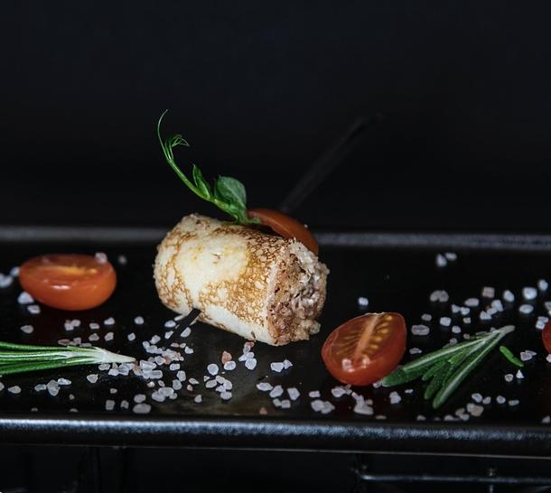Блинные рулетики с языком, овощами и сырным кремом