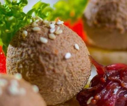 Пате из куриной грудки с вялеными томатами и фисташками