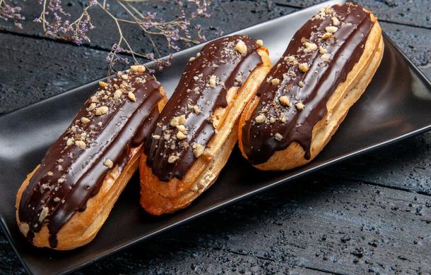 Апельсиновые мини-эклеры с кремом в темном шоколаде с орешками