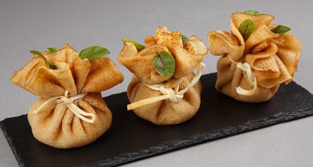 Жульен из куриной грудки с шампиньонами в мешочке из французского блинчика