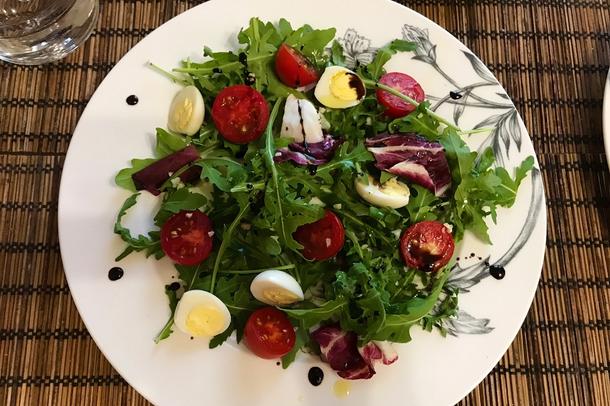 Салат с пряной куриной грудкой, перепелиным яйцом и овощами микс Салат с пряной куриной грудкой, перепелиным яйцом и овощами микс