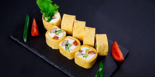 Ролл - тортилья с курицей, огурцом и сливочным сыром Ролл - тортилья с курицей, огурцом и сливочным сыром
