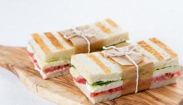 Сэндвич с ветчиной, сыром и соусом Сэндвич с ветчиной, сыром и соусом