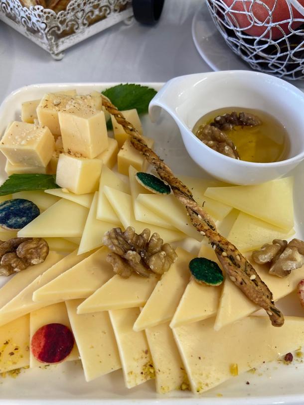 Сырная тарелка - чеддер, гауда, тильзитер, мед, виноград