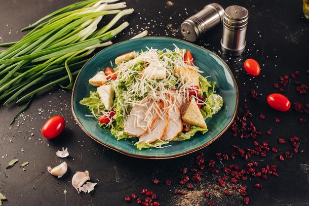 Салат "Цезарь" с куриной грудкой, черри и сыром пармезан (банкет) Салат "Цезарь" с куриной грудкой, черри и сыром пармезан (банкет)