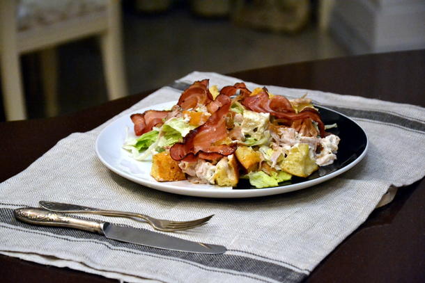 Салат "Бостон" - хрустящий бекон, обжаренное филе цыпленка, гренки и соус (банкет) Салат "Бостон" - хрустящий бекон, обжаренное филе цыпленка, гренки и соус (банкет)
