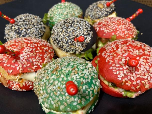 Мини-бургеры цветные с куриной грудкой, томатами, сыром и соусом Мини-бургеры цветные с куриной грудкой, томатами, сыром и соусом