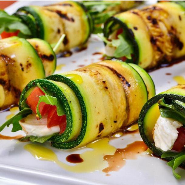 Рулетики из цукини с нежным сыром, базиликом и вялеными томатами
