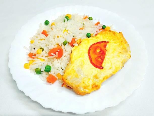 Филе куриное с сырным соусом и томатами, подается с рисом по-гавайски Филе куриное с сырным соусом и томатами, подается с рисом по-гавайски