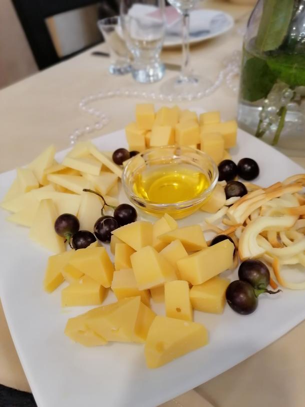Ассорти сыров с медом и виноградом