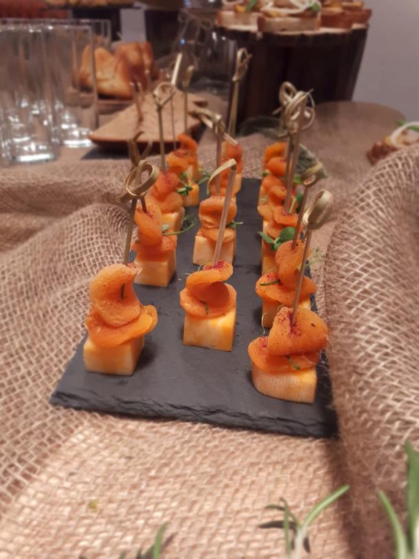 Сырное канапе с пряной курагой Сырное канапе с пряной курагой