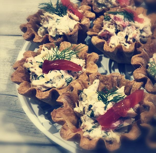 Тарталетка с салатом из копченой куриной грудки Тарталетка с салатом из копченой куриной грудки