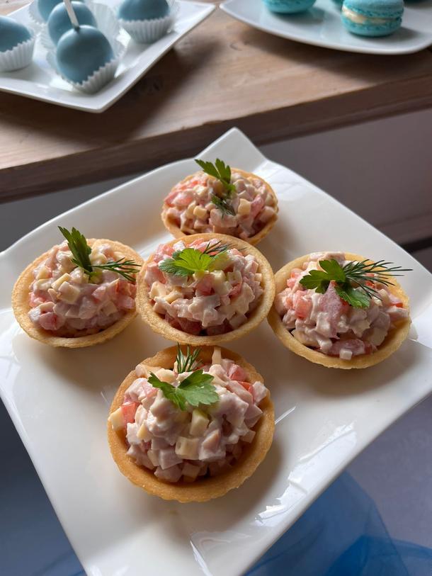 Тарталетка с салатом из копченой куриной грудки