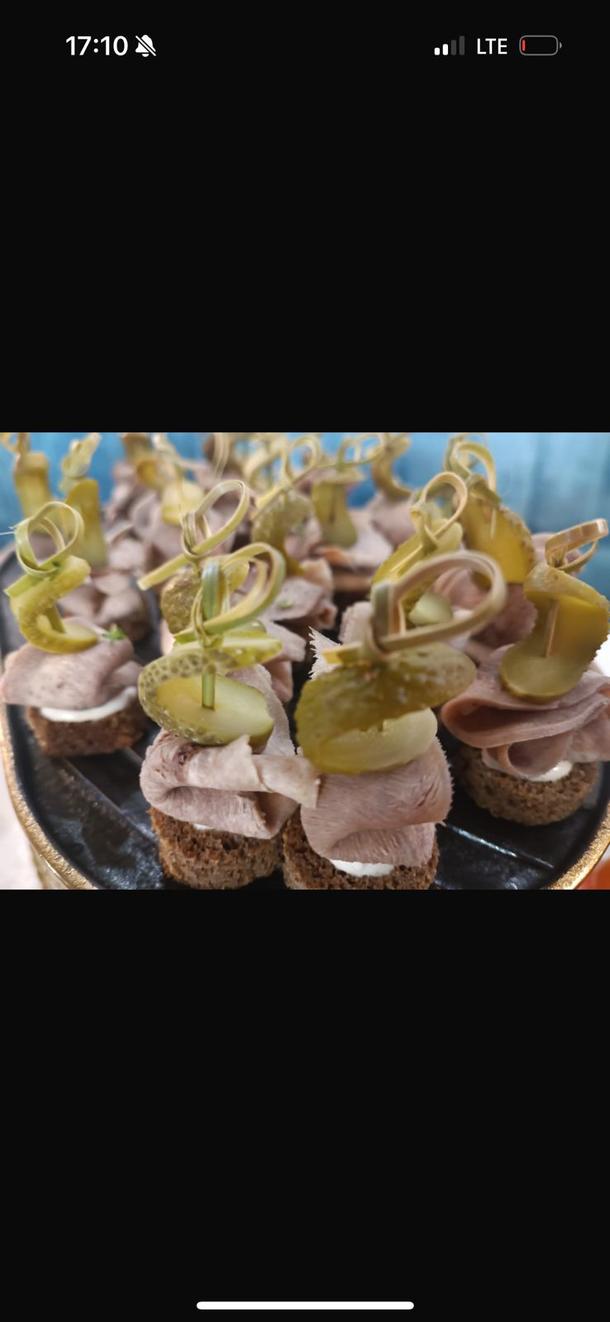Канапе с языком и корнишонами Канапе с языком и корнишонами