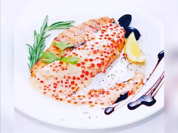 Стейк из лосося со сливочно-икорным соусом