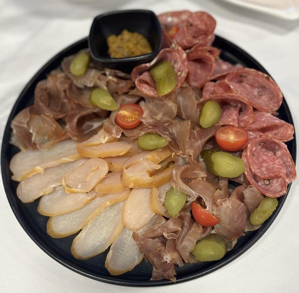 Мясные деликатесы