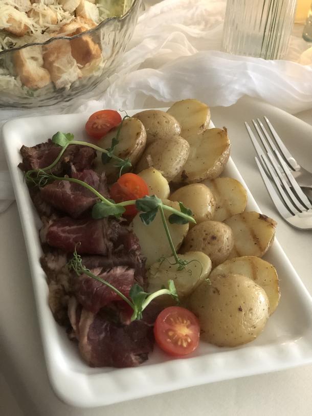 Ростбиф с беби-картофелем на гриле