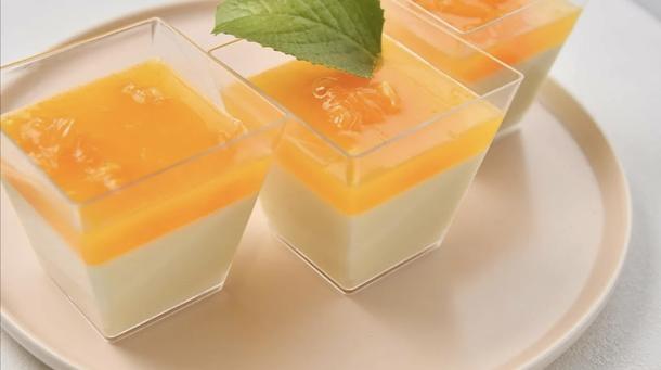 Сливочная панакота с манговым пюре