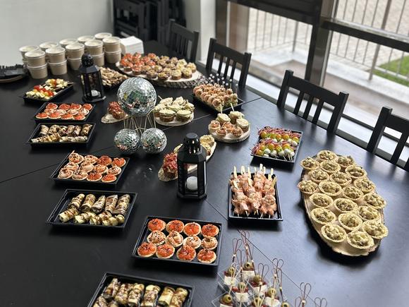 Аппетитный фуршетный сет с горячими закусками на 18-20 персон в Екатеринбурге