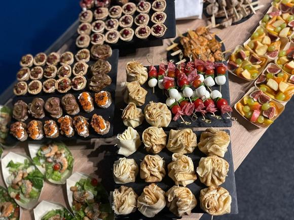 Аппетитный фуршетный сет с горячими закусками на 6-8 персон в Екатеринбурге