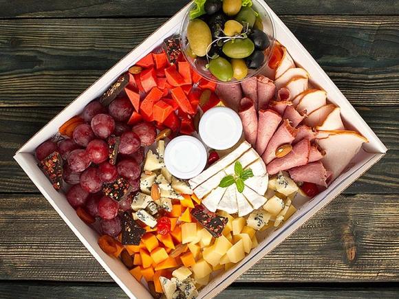 Заказать Романтический сет "Под вино" на 6-8 персон в Санкт-Петербурге