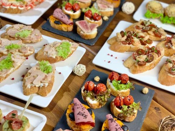 Заказать Закусочный сет с салатами и десертами на 15 персон в Санкт-Петербурге