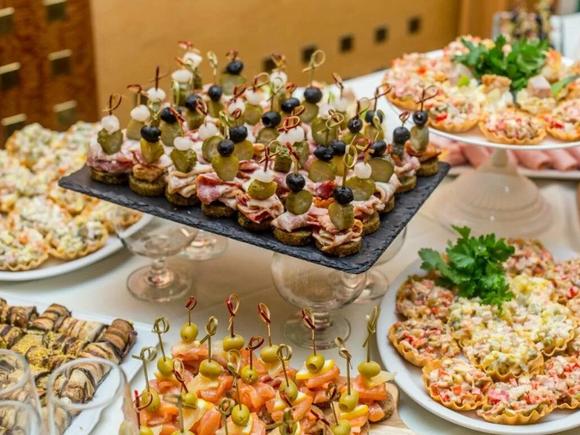 Элегантный фуршетный сет с горячими закусками на 7-10 персон в Екатеринбурге