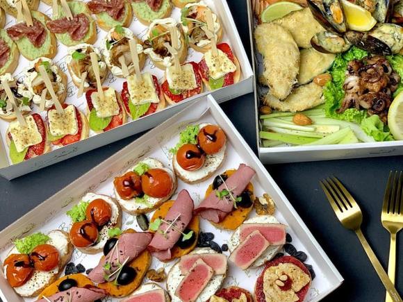 Сытный фуршетный сет с горячими закусками на праздник на 50 персон в Екатеринбурге