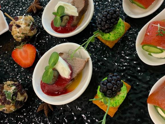 Заказать Разнообразный сет закусок и салатов на 6-10 персон в Екатеринбурге