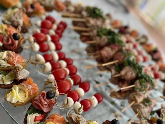Недорогой фуршетный сет с горячими закусками на 20 персон в Екатеринбурге