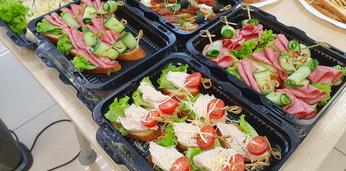 Доставка блюд и напитков на 24 персоны