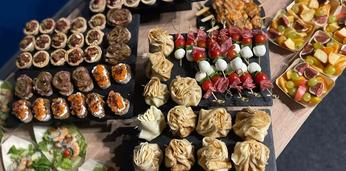 Аппетитный фуршетный сет с горячими закусками на 6-8 персон