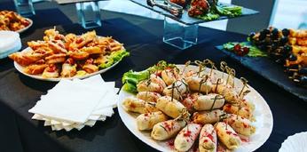 Праздничный фуршетный сет с горячими закусками стандарт на 12 персон