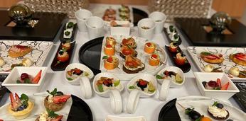 Классический фуршет с горячими закусками и обслуживанием на 40 персон