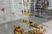 Пирамида из бокалов с закусками 